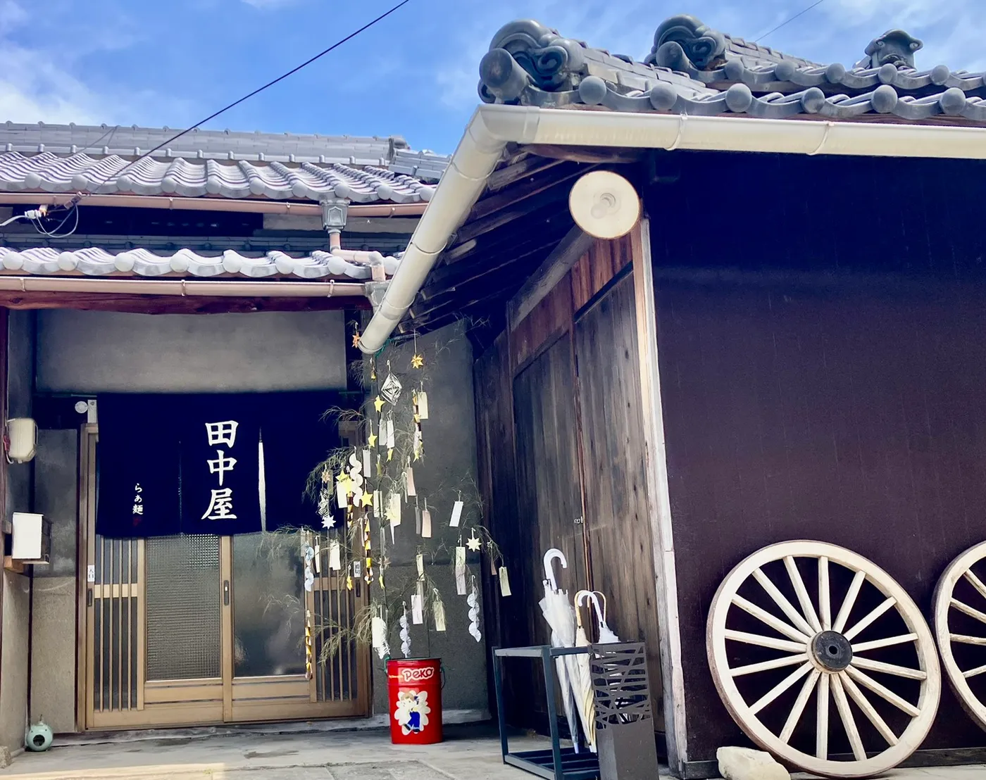 暖簾のかかった田中屋の古民家外観